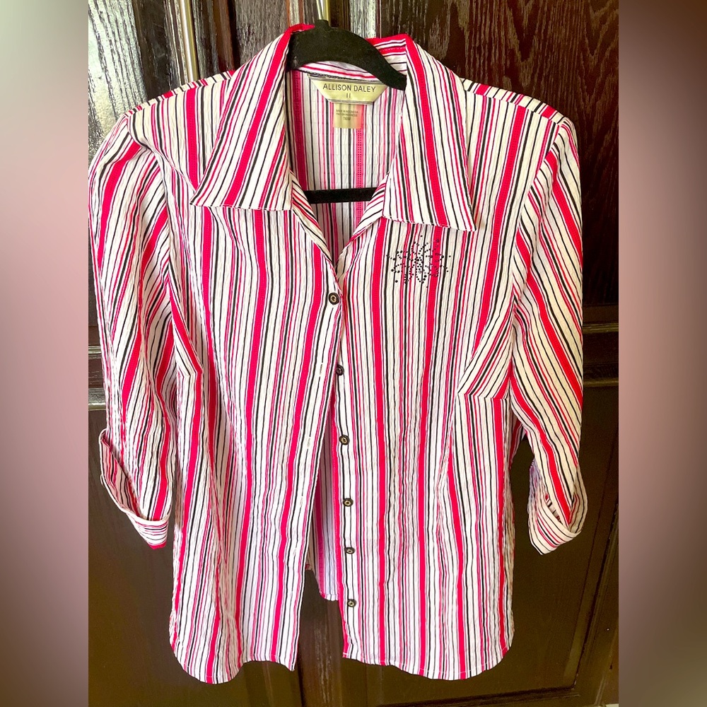 Cute Pink and white blouse 👚 🌸